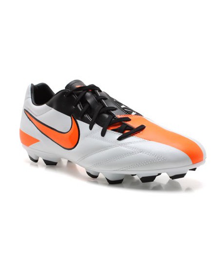 Crampons Nike Total 90 moulés Blanche