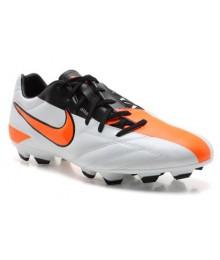 Crampons Nike Total 90 moulés Blanche